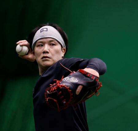 真剣な表情でキャッチボールする伏見（撮影・西田忠信）