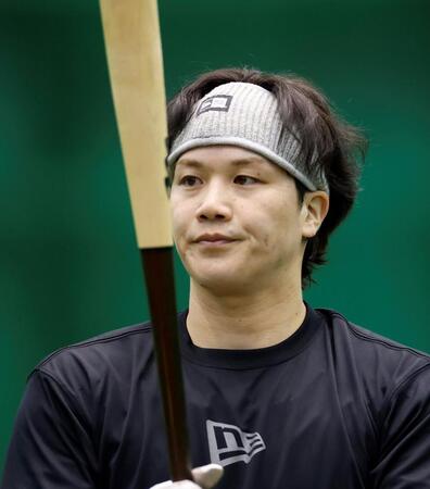 真剣な表情でバットを手にする伏見（撮影・西田忠信）