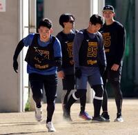 ダッシュする早瀬（左）＝撮影・山口登