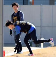 トレーニングする早瀬（手前）を見つめる谷端（撮影・山口登）