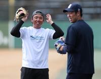 青柳と話す村上（撮影・金田祐二）