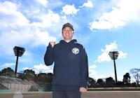 自主トレを打ち上げ笑顔の村上（撮影・金田祐二）