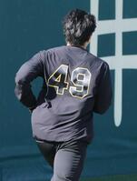 　背番号「４９」を初披露した工藤（撮影・坂部計介）