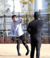 　キャッチボールをする桐敷（撮影・坂部計介）　