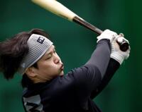 力強く打撃練習する伏見（撮影・西田忠信）