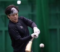 自主トレを公開し打撃練習する伏見（撮影・西田忠信）