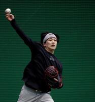 自主トレを公開しキャッチボールする伏見（撮影・西田忠信）