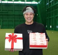 報道陣に差し入れをした伏見（撮影・西田忠信）