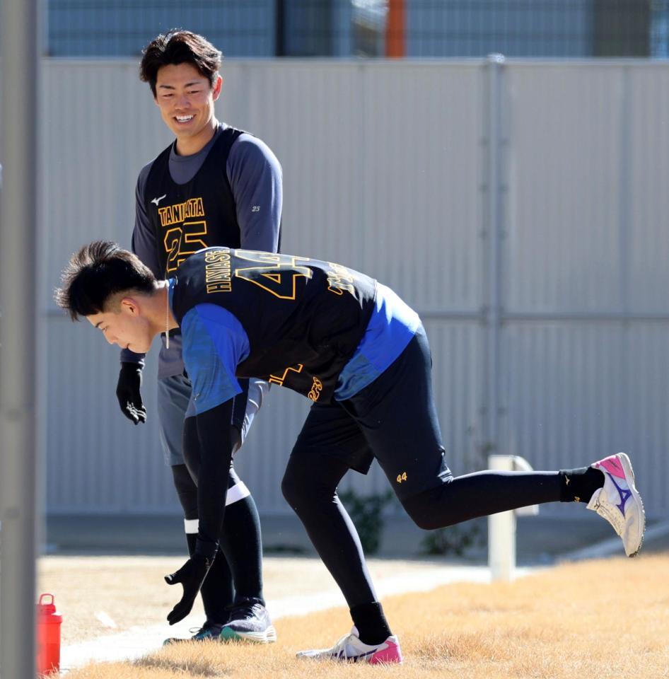 トレーニングする早瀬（手前）を見つめる谷端（撮影・山口登）