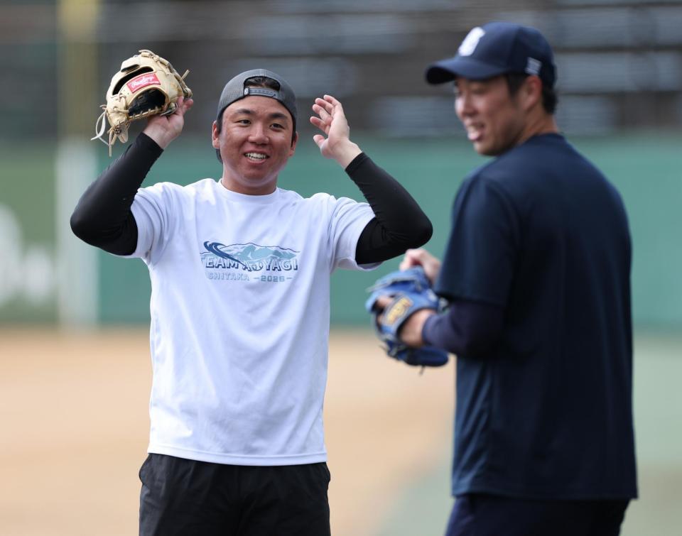青柳と話す村上（撮影・金田祐二）