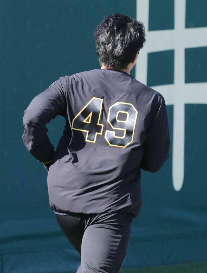 　背番号「４９」を初披露した工藤（撮影・坂部計介）