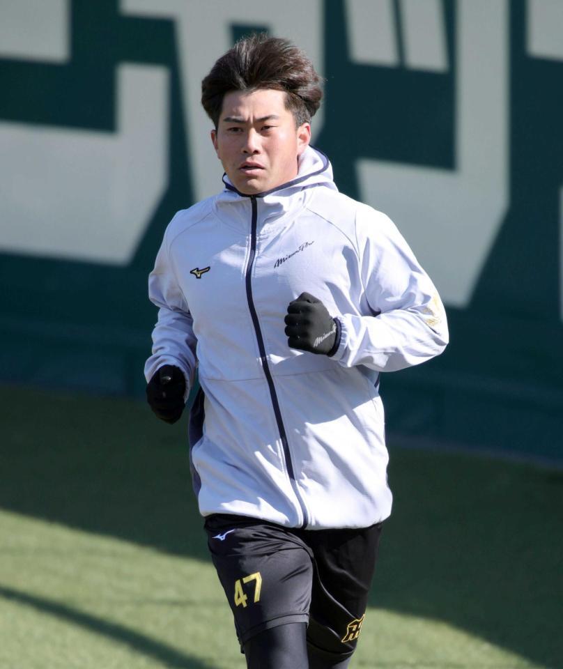 　外野をランニングをする桐敷（撮影・坂部計介）