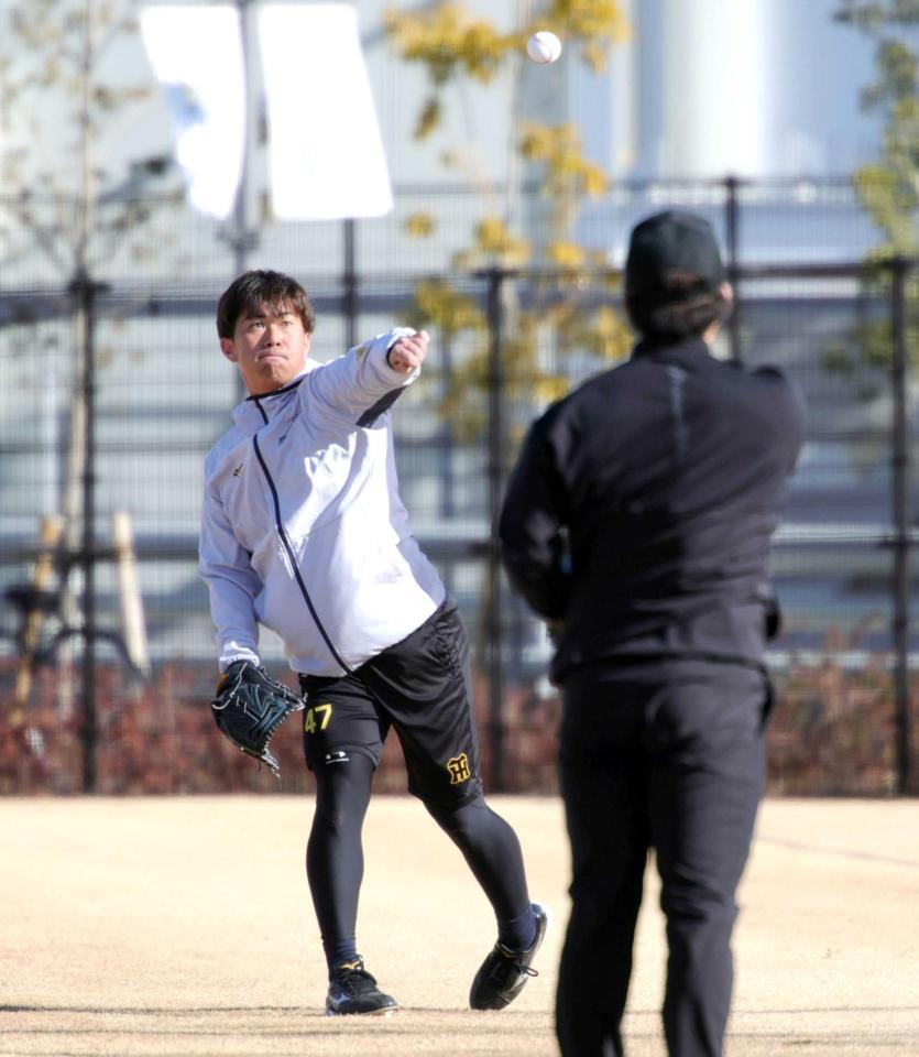 　キャッチボールをする桐敷（撮影・坂部計介）　