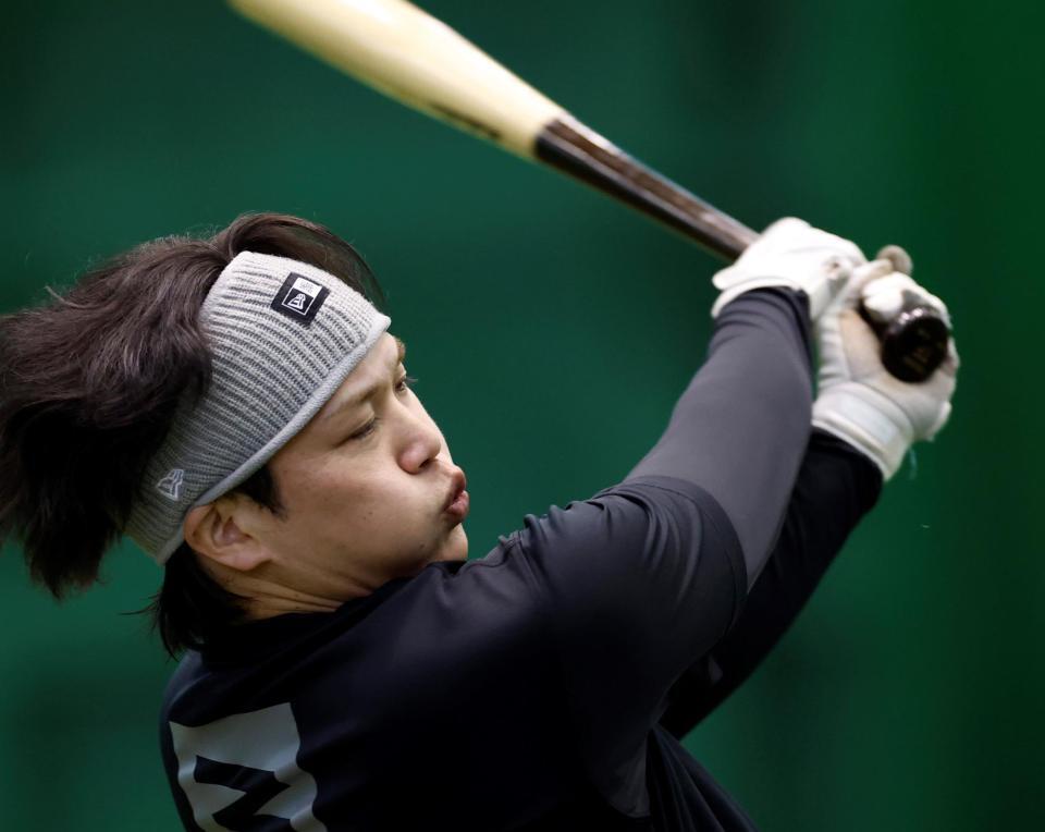 力強く打撃練習する伏見（撮影・西田忠信）