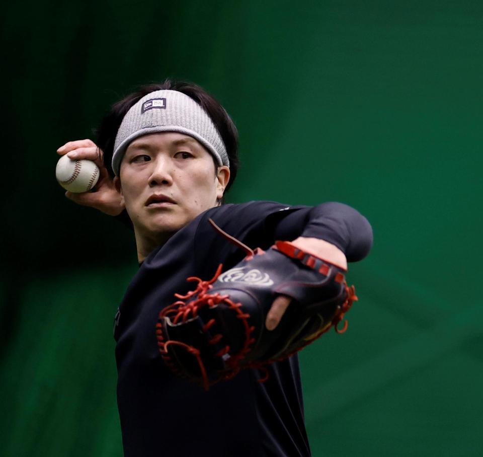 真剣な表情でキャッチボールする伏見（撮影・西田忠信）