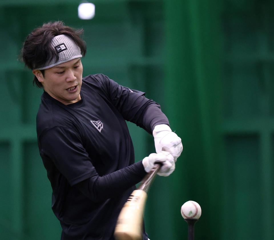 自主トレを公開し打撃練習する伏見（撮影・西田忠信）