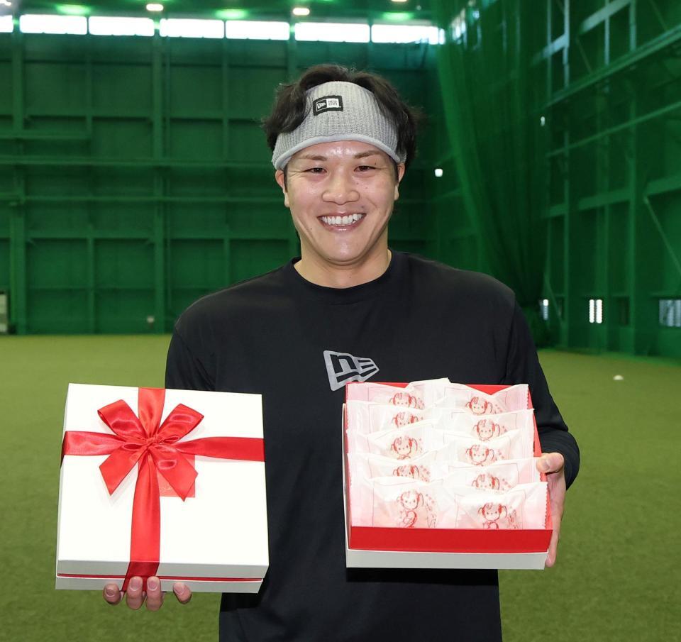 報道陣に差し入れをした伏見（撮影・西田忠信）