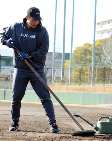 自主トレ最終日に片付けをする木浪