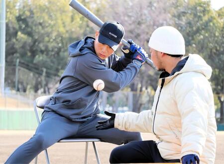 自主トレ最終日に打ち込む木浪