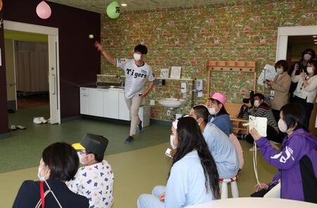 　入院患者らにストラックアウトを披露する畠（撮影・山口登）