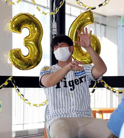 　入院患者らの質問に答える畠（撮影・山口登）