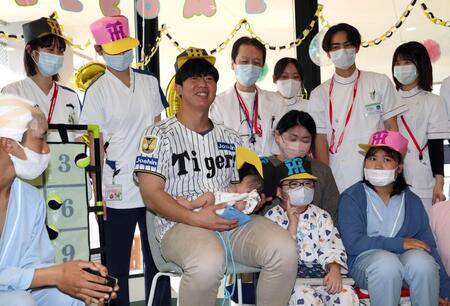 　入院患者らを激励し、記念写真に納まる畠（撮影・山口登）