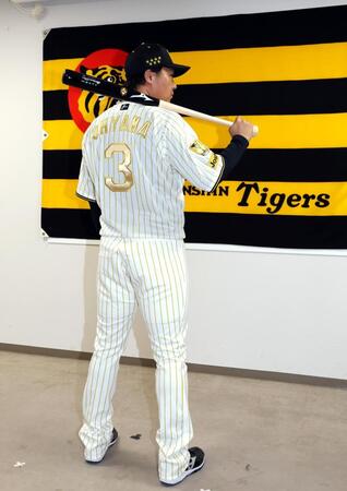 チャンピオンユニホームを着て、ポーズを決める大山（撮影・山口登）