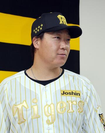 チャンピオンユニホームを着て、ポーズを決める大山（撮影・山口登）