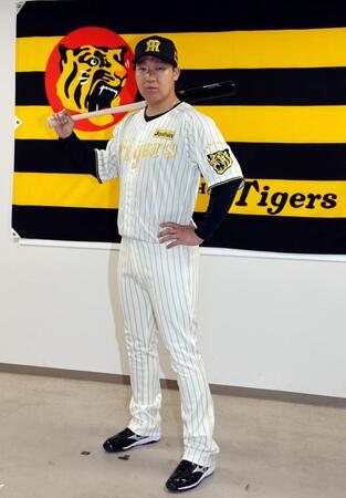 チャンピオンユニホームを着て、ポーズを決める大山（撮影・山口登）