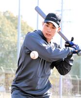 　自主トレ最終日に打ち込む木浪（撮影・田中政行）