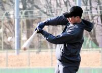 自主トレ最終日に打ち込む木浪