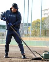 自主トレ最終日に片付けをする木浪