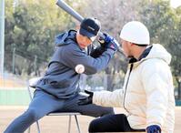 自主トレ最終日に打ち込む木浪