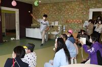 　入院患者らにストラックアウトを披露する畠（撮影・山口登）