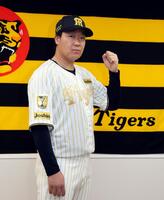 チャンピオンユニホームを着て、ポーズを決める大山（撮影・山口登）