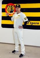 チャンピオンユニホームを着て、ポーズを決める大山（撮影・山口登）