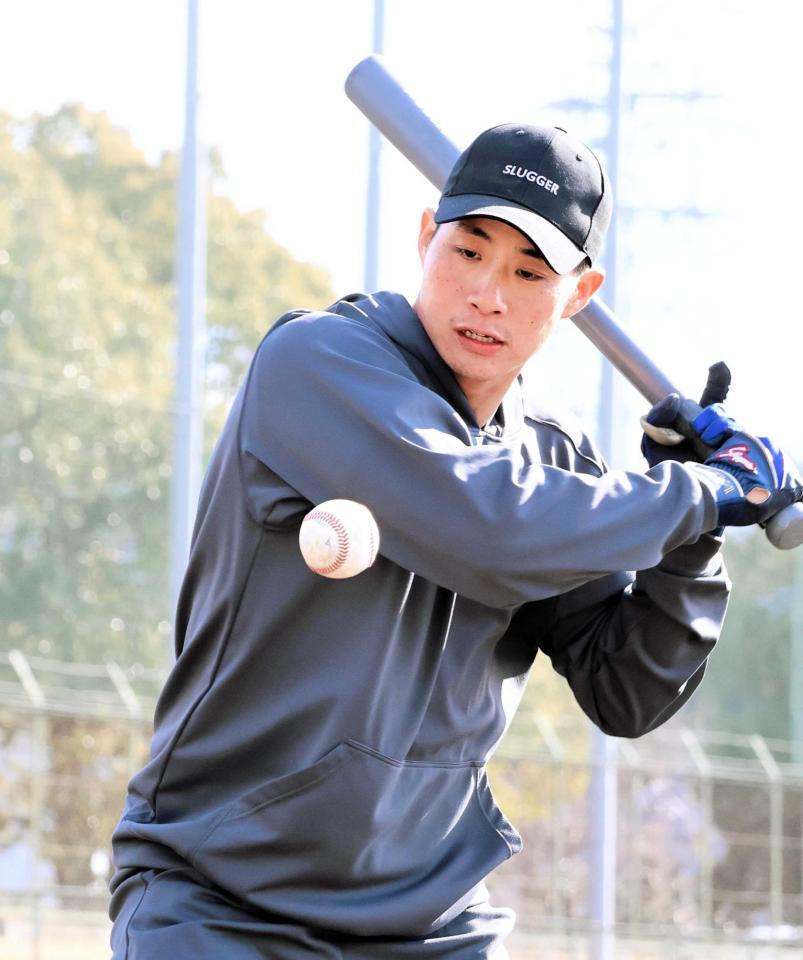 　自主トレ最終日に打ち込む木浪（撮影・田中政行）