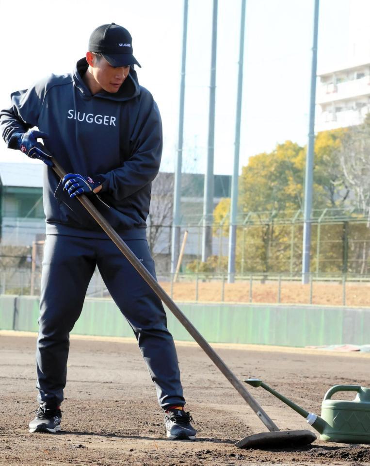 自主トレ最終日に片付けをする木浪