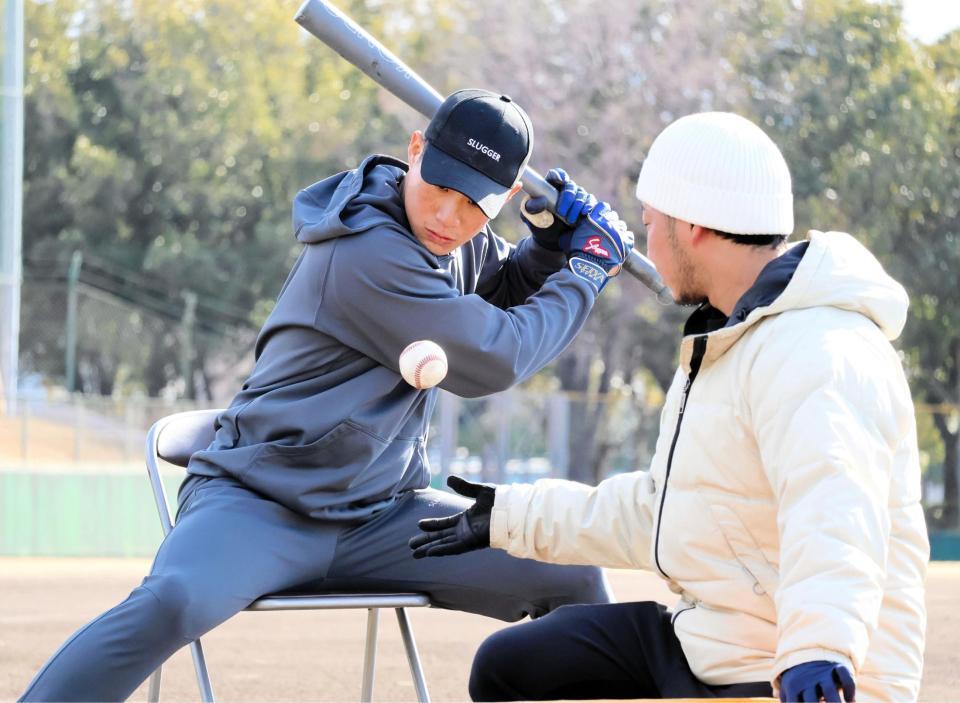 自主トレ最終日に打ち込む木浪