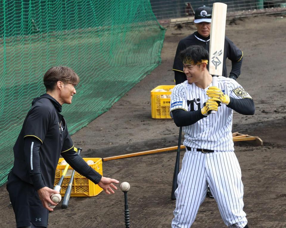　昨春のキャンプで佐藤輝（右）にアドバイスを送る糸井ＳＡ＝２５年２月