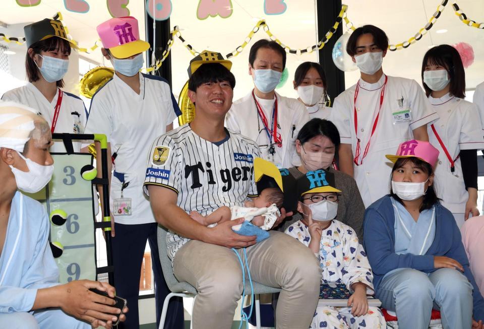 　入院患者らを激励し、記念写真に納まる畠（撮影・山口登）