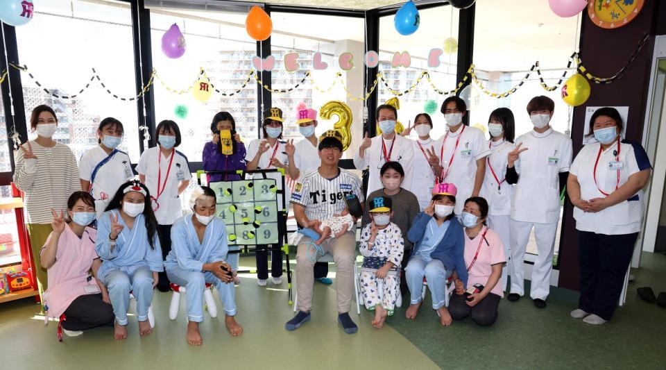 　入院患者らを激励し、記念写真に納まる畠（中央）＝撮影・山口登