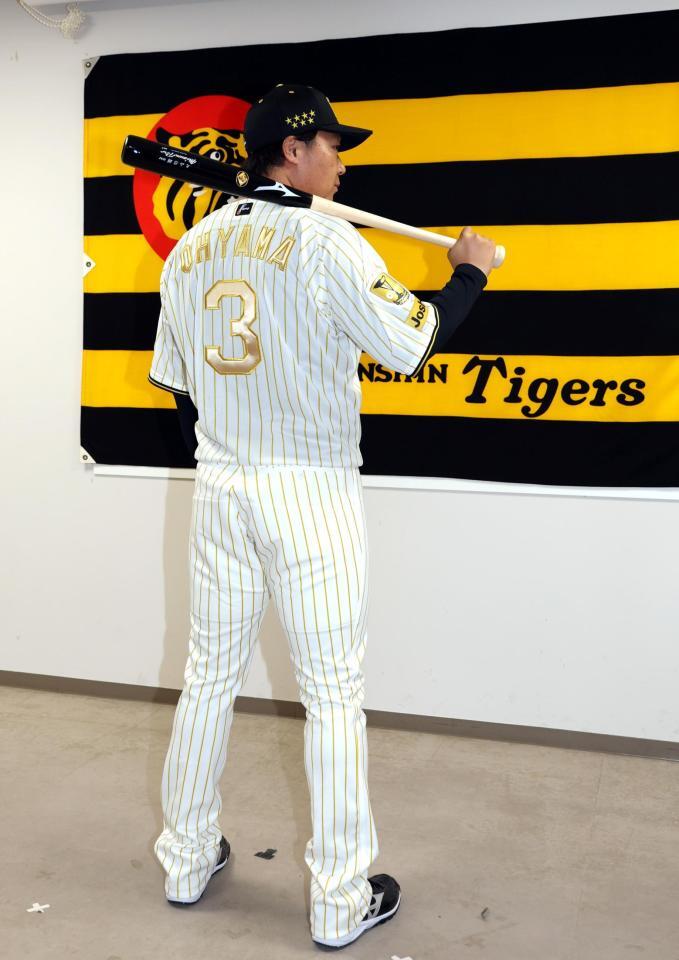 チャンピオンユニホームを着て、ポーズを決める大山（撮影・山口登）