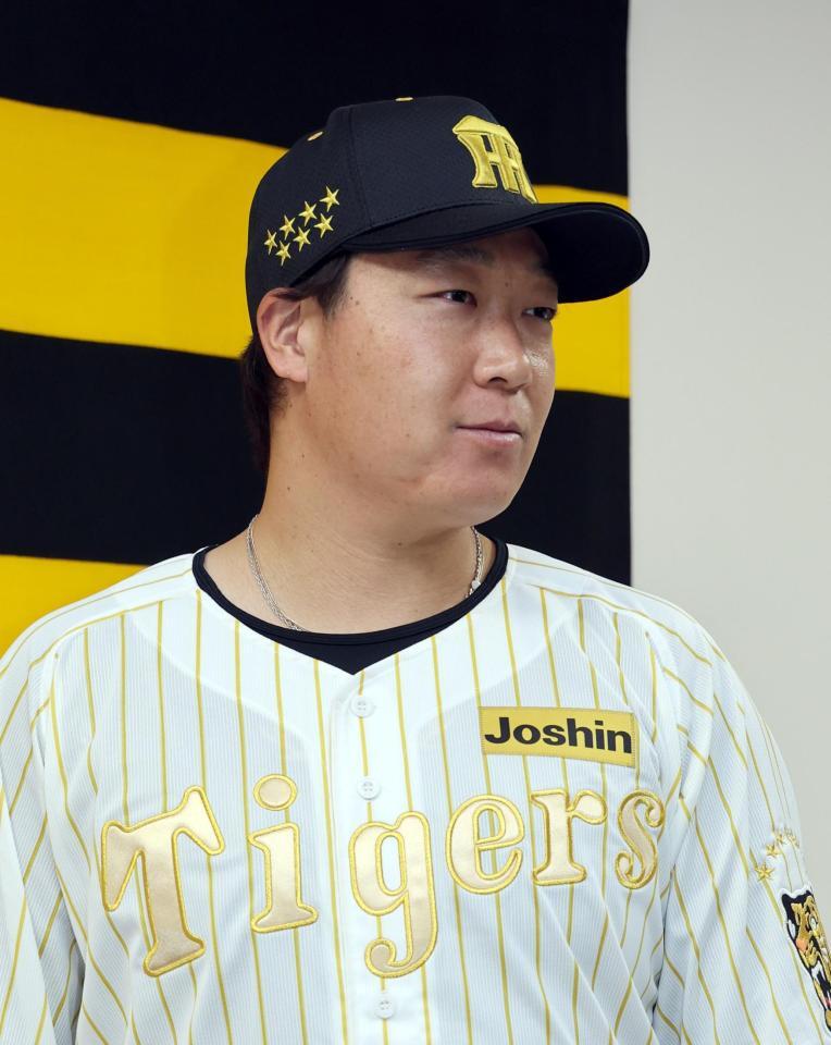 チャンピオンユニホームを着て、ポーズを決める大山（撮影・山口登）