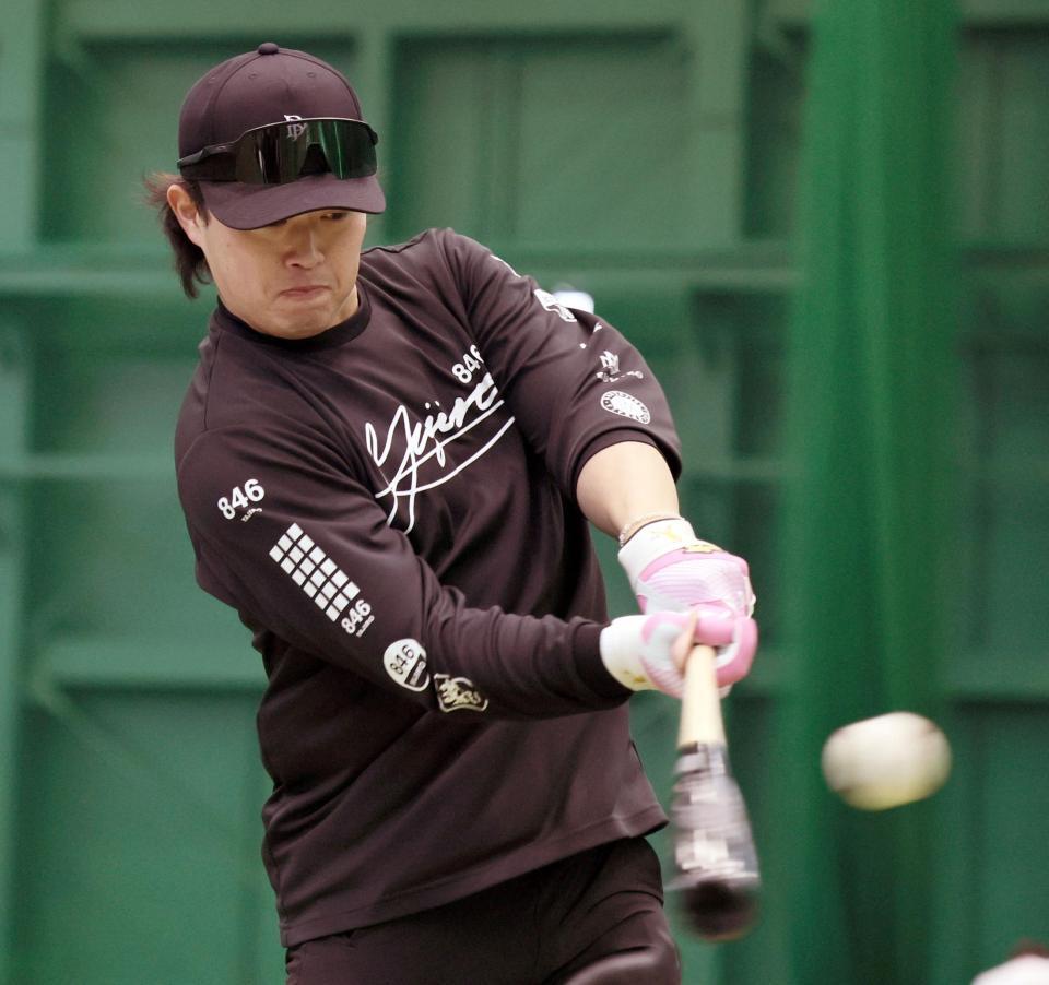 打撃練習をする浜田（撮影・田中太一）