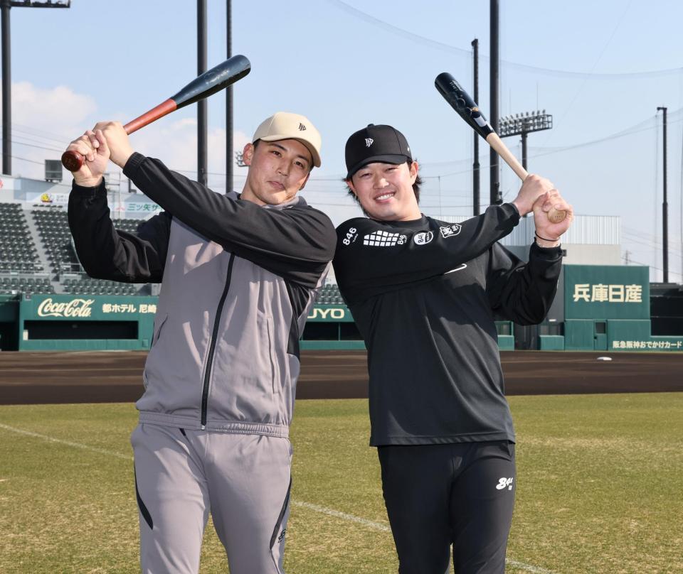 今季の活躍を誓う浜田（右）と元山（撮影・田中太一）