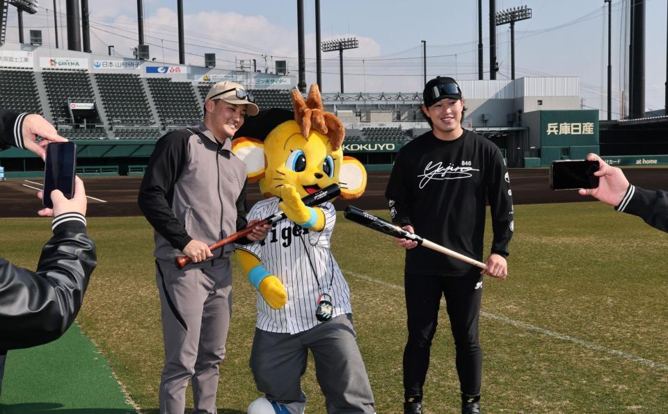 コラッキーと記念写真を撮る浜田（右）と元山（撮影・田中太一）