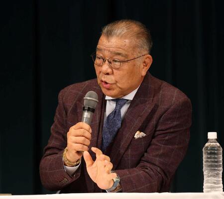 トークショーで話をする掛布雅之ＯＢ会長（撮影・中田匡峻）