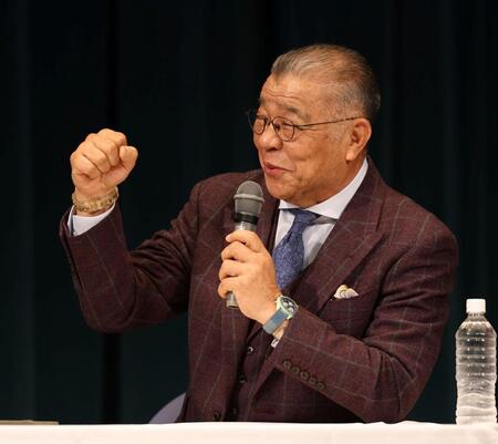 トークショーを盛り上げる掛布雅之ＯＢ会長（撮影・中田匡峻）