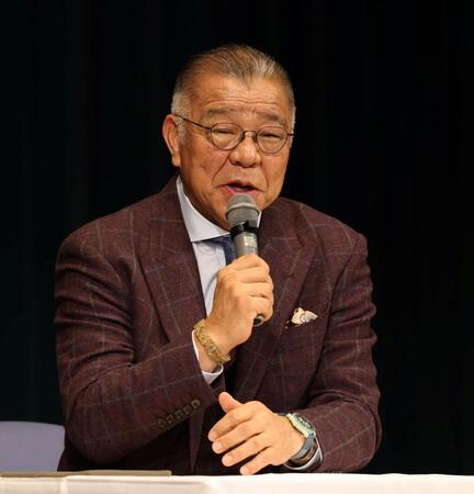 トークショーを盛り上げる掛布雅之ＯＢ会長（撮影・中田匡峻）